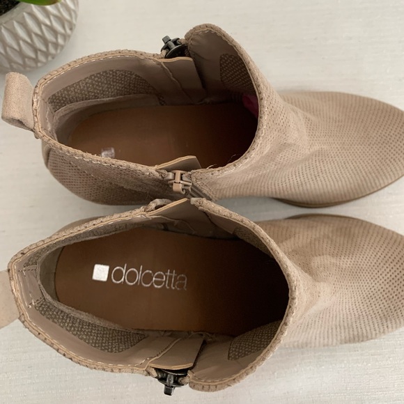 New Dolchetta Libby Beige Perforated Faux Suede Zip Heeled Ankle Boots Womens 8M - Picture 10 of 13